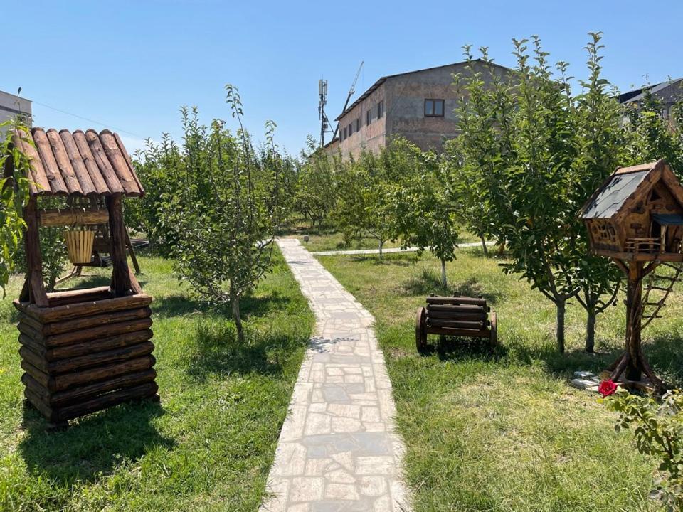 Golden Seconds Hotel Yerevan Exterior foto