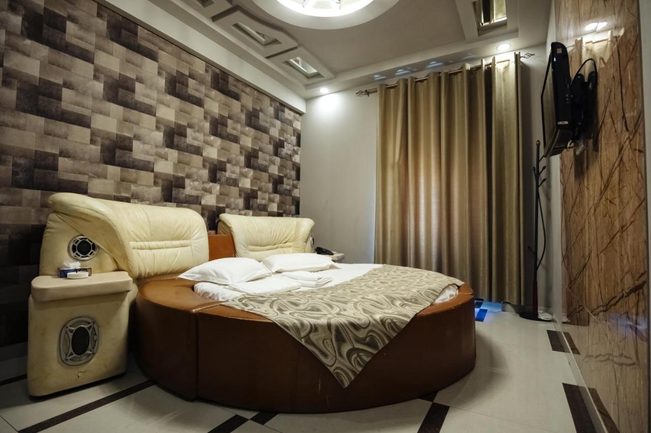 Golden Seconds Hotel Yerevan Exterior foto