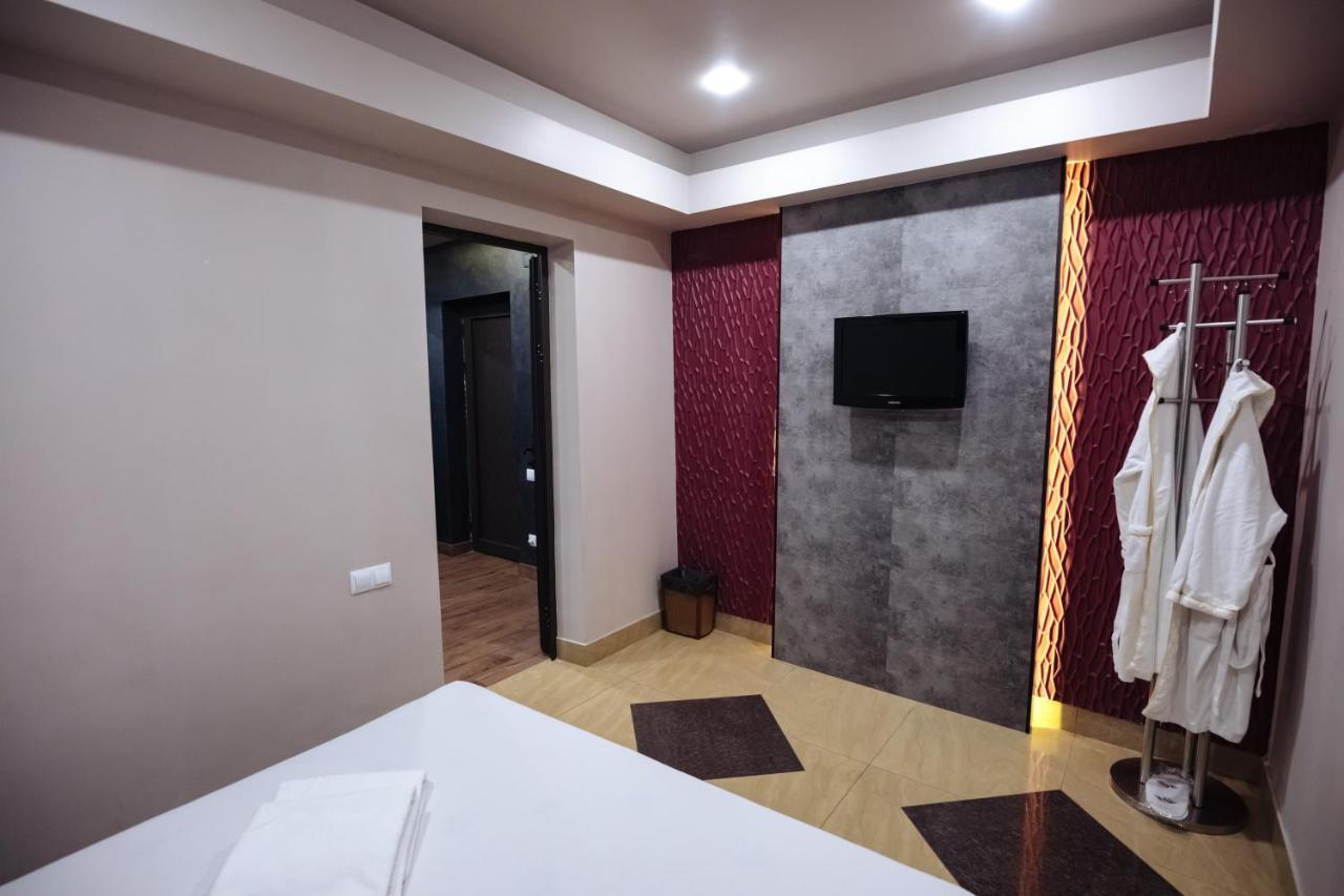 Golden Seconds Hotel Yerevan Exterior foto