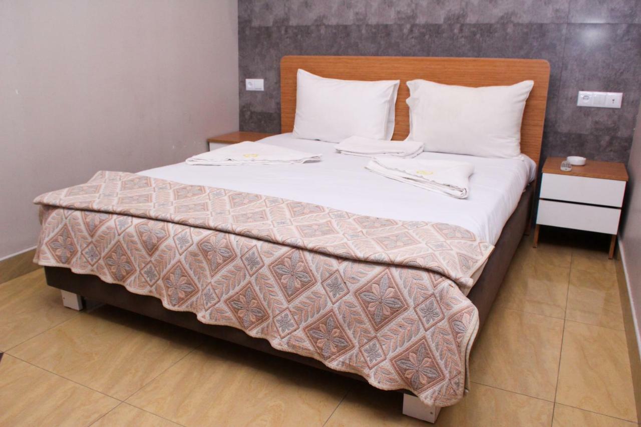 Golden Seconds Hotel Yerevan Exterior foto